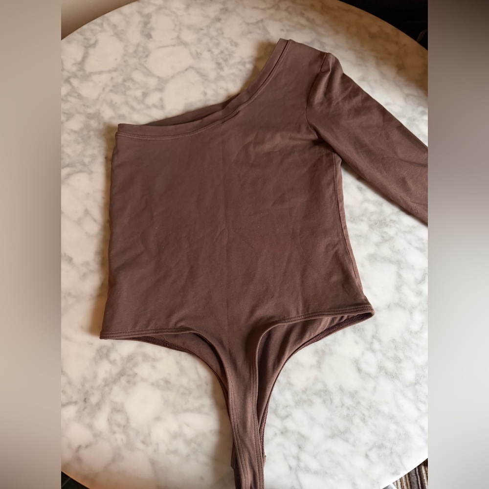 Clyque One Shoulder Long Sleeve Bodysuit in Chocolate Brown Everyday Basic - Picture 4 of 10